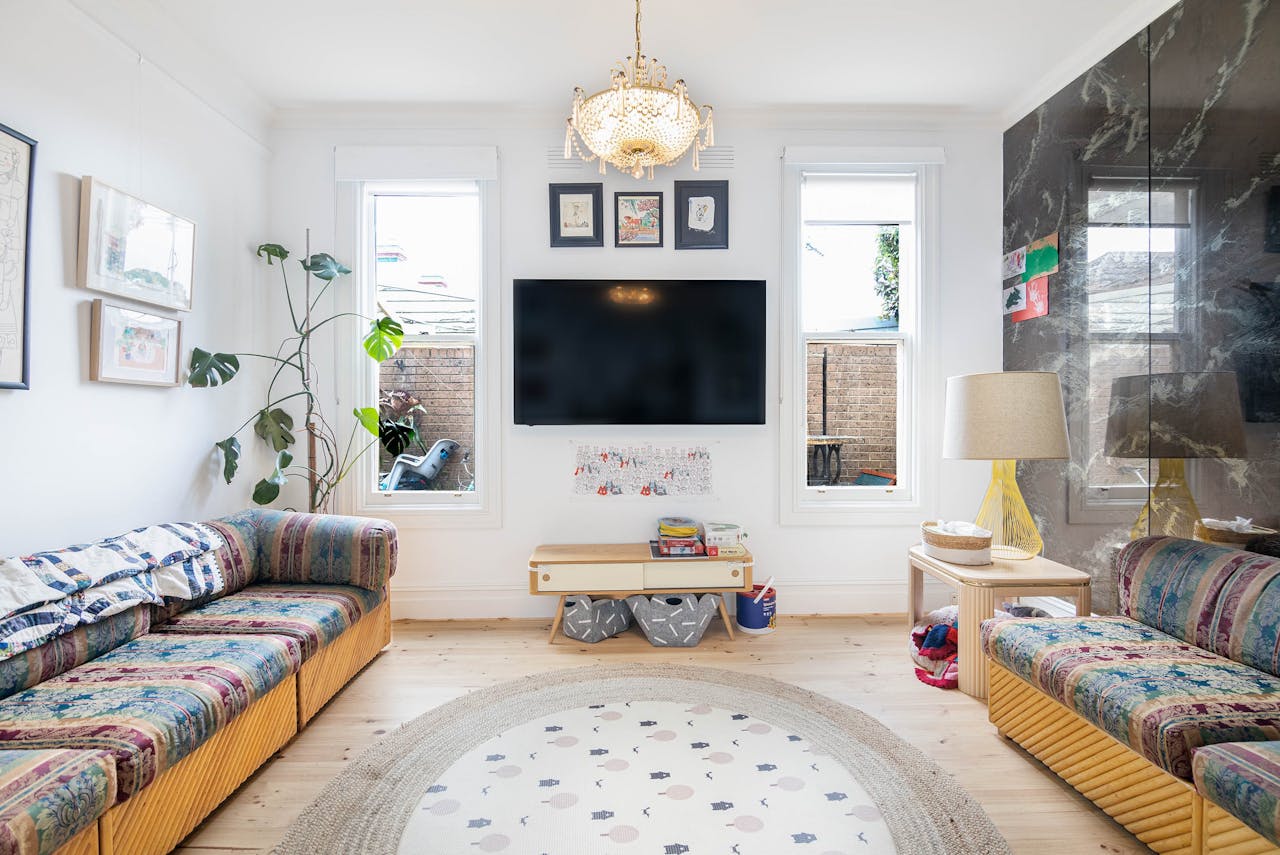 The Art of Drawing Readers In: Your attractive post title goes here Spacious living room in Melbourne with contemporary design, featuring colorful sofas and elegant lighting.